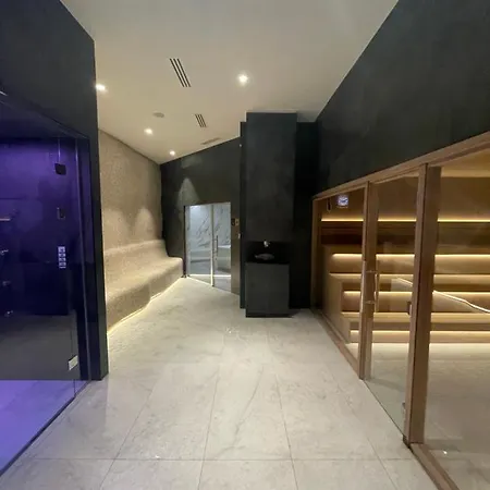 Woodside Lux Duplex Apartment